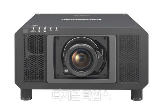 파나소닉코리아는 세계 최소형ㆍ최경량 크기의 4K 울트라HD 프로젝터 'PT-RQ13K'를 출시했다고 11일 밝혔다. <파나소닉코리아 제공>